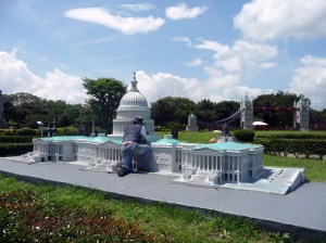 giant_breaking_into_white_house